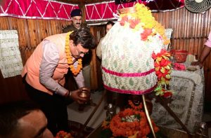 मुख्य सचिव आनंद बर्धन ने गंगोत्री धाम में की पूजा-अर्चना