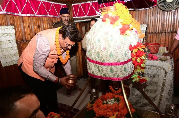 मुख्य सचिव आनंद बर्धन ने गंगोत्री धाम में की पूजा-अर्चना