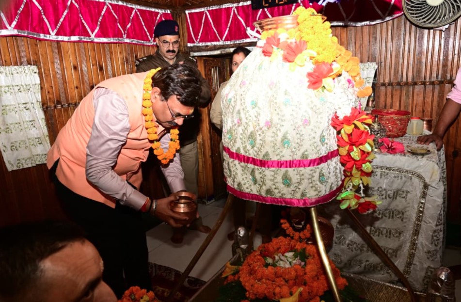 मुख्य सचिव आनंद बर्धन ने गंगोत्री धाम में की पूजा-अर्चना