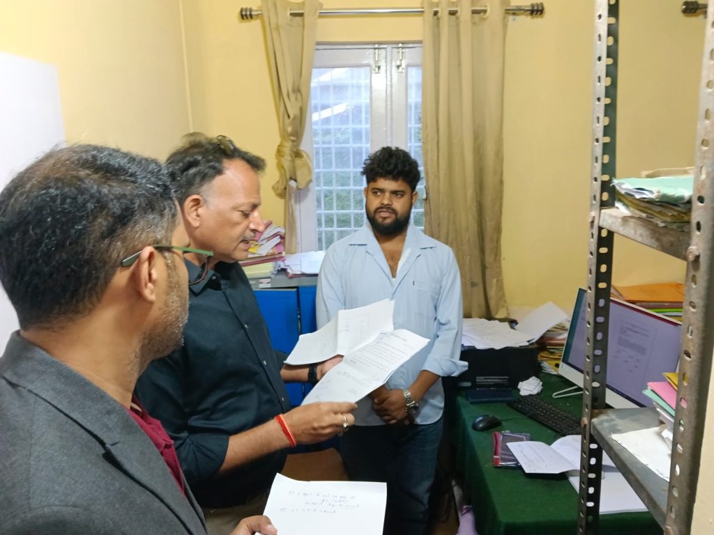 जिला पंचायत कार्यालय के औचक निरीक्षण में विभिन्न अनियमितताएं सामने आईं, जांच के निर्देश