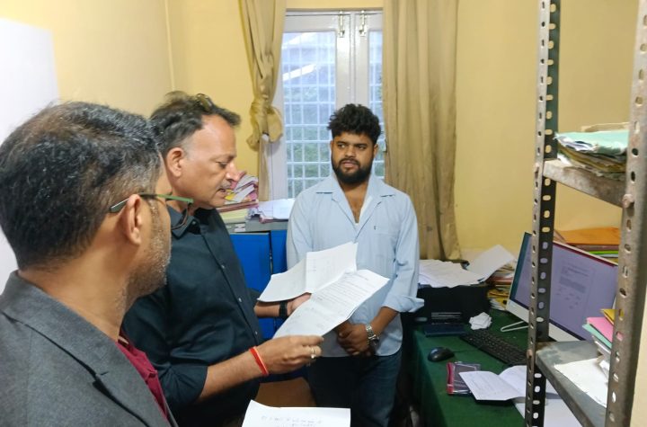 जिला पंचायत कार्यालय के औचक निरीक्षण में विभिन्न अनियमितताएं सामने आईं, जांच के निर्देश