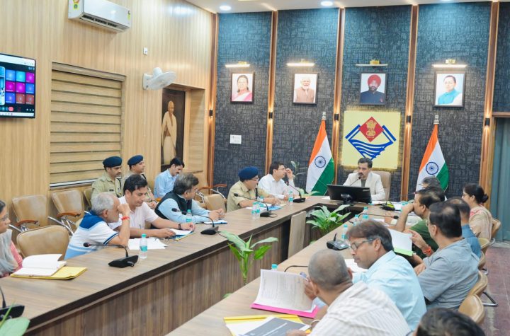 जिलाधिकारी ने निर्वाचन तैयारियों की समीक्षा कर नोडल अधिकारियों को दिए समयबद्ध कार्य पूर्ण करने के निर्देश