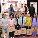 अतरराष्ट्रीय बालिका दिवस पर मुख्यमंत्री ने 149 मेधावी बालिकाओं को स्मार्टफोन प्रदान कर किया सम्मानित