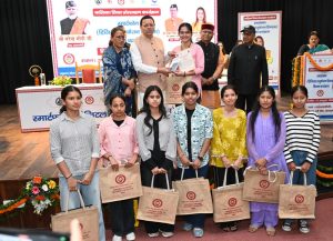 अतरराष्ट्रीय बालिका दिवस पर मुख्यमंत्री ने 149 मेधावी बालिकाओं को स्मार्टफोन प्रदान कर किया सम्मानित