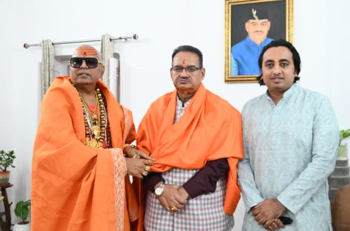 कुंभ-2027 के लिए एनवायरमेंट बाबा ने कैबिनेट मंत्री गणेश जोशी को दिया आमंत्रण