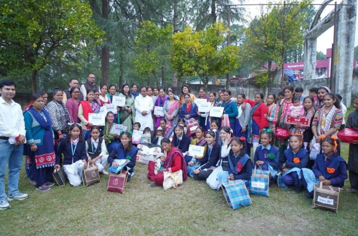पोषण माह के समापन पर आंगनबाड़ी कार्यकर्त्रियों को किया सम्मानित