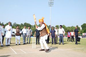 नमो क्रिकेट लीग में CM धामी ने खिलाड़ियों संग खेला क्रिकेट, युवाओं को दिलाई नशामुक्ति की शपथ