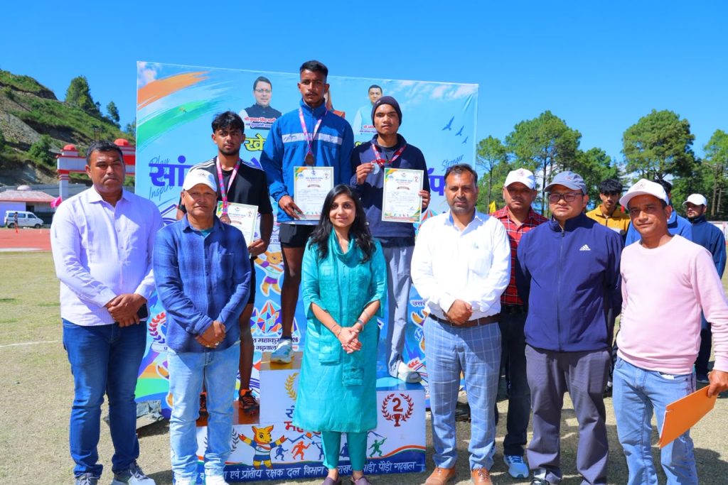 जिलाधिकारी ने सांसद चैंपियनशिप ट्रॉफी में पहुंचकर बढ़ाया खिलाड़ियों का उत्साह