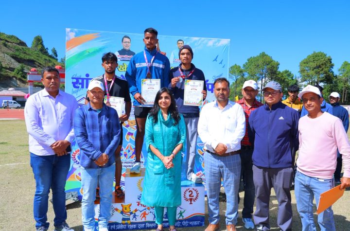 जिलाधिकारी ने सांसद चैंपियनशिप ट्रॉफी में पहुंचकर बढ़ाया खिलाड़ियों का उत्साह