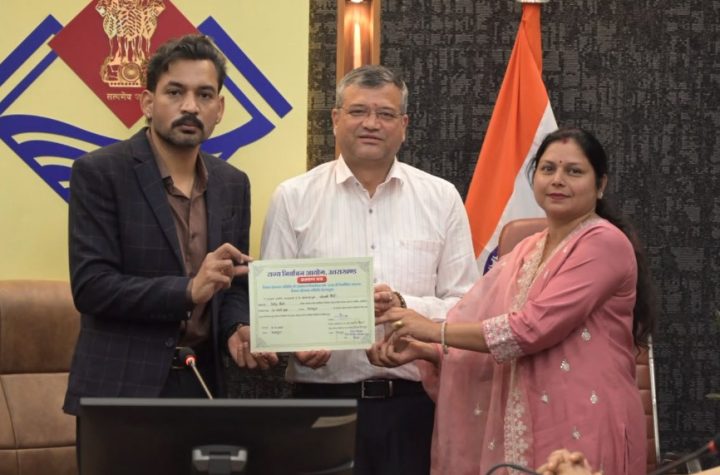 देहरादून में जिला योजना समिति के नवनिर्वाचित सदस्यों को मिले प्रमाण पत्र