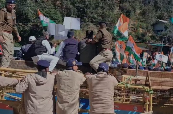 भराड़ीसैंण में विधानसभा सत्र के पहले दिन हंगामा, कांग्रेस-उक्रांद का प्रदर्शन, पुलिस से भिड़े कार्यकर्ता