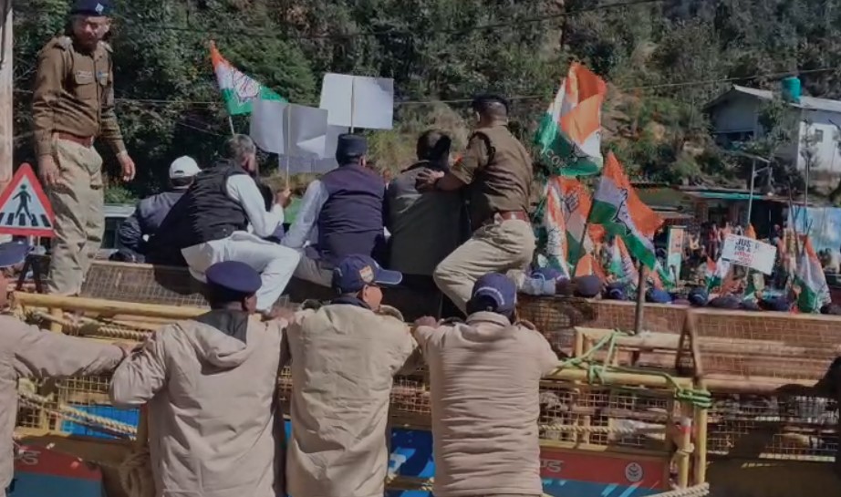 भराड़ीसैंण में विधानसभा सत्र के पहले दिन हंगामा, कांग्रेस-उक्रांद का प्रदर्शन, पुलिस से भिड़े कार्यकर्ता